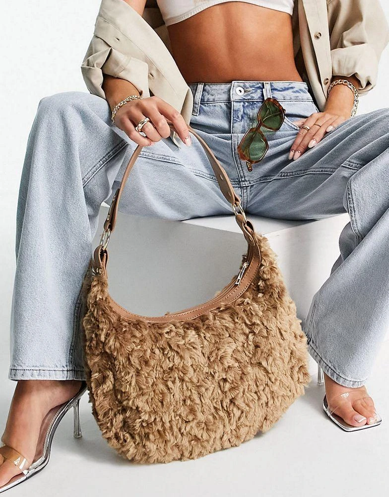 商品ASOS|ASOS DESIGN curved slouchy shoulder bag in camel borg,价格¥104,第1张图片