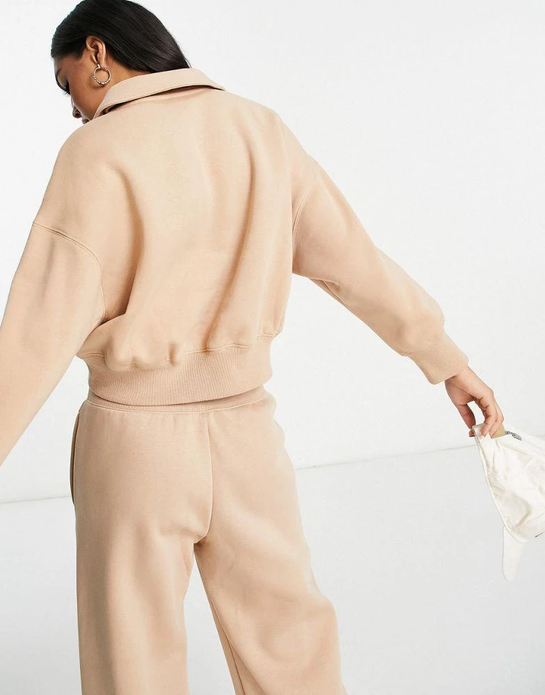 商品NIKE|Nike mini swoosh cropped polo sweatshirt in hemp brown,价格¥322,第3张图片详细描述