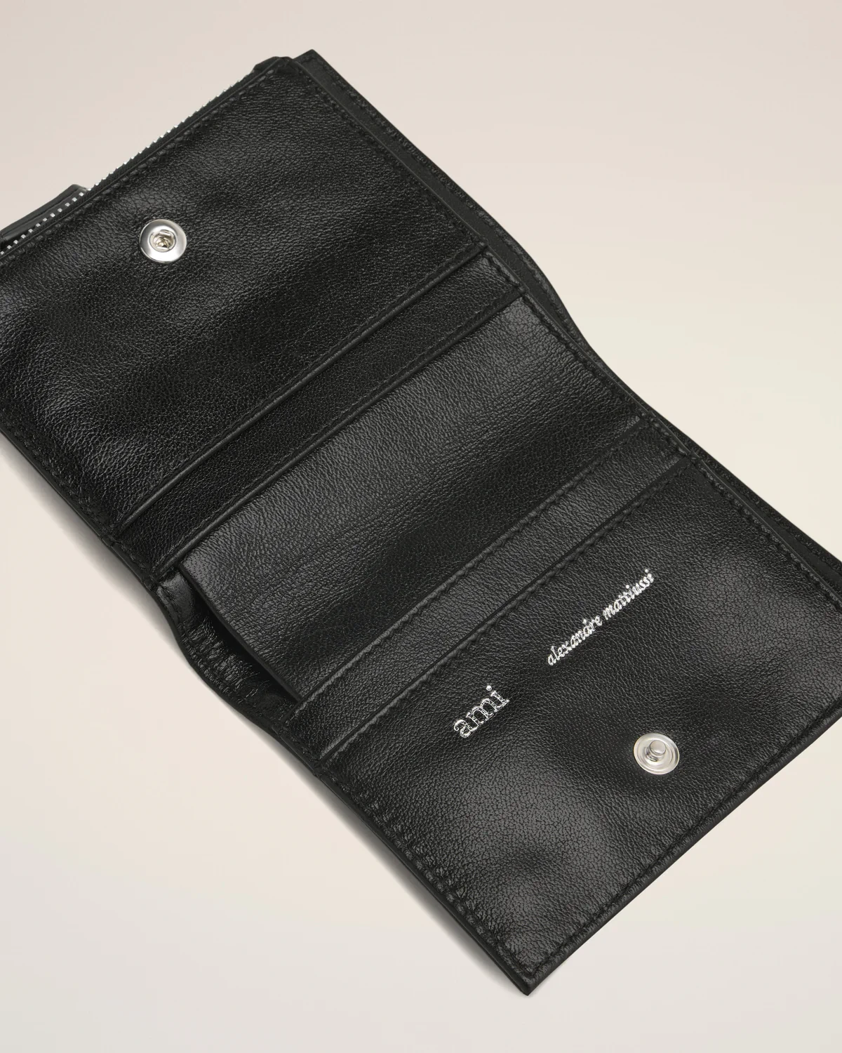 【预售】 AMI PARIS 25春夏 女士 卡包 Portefeuille Plié Noir Voulez Vous En Cuir Lisse USL201.AL0052.001  商品