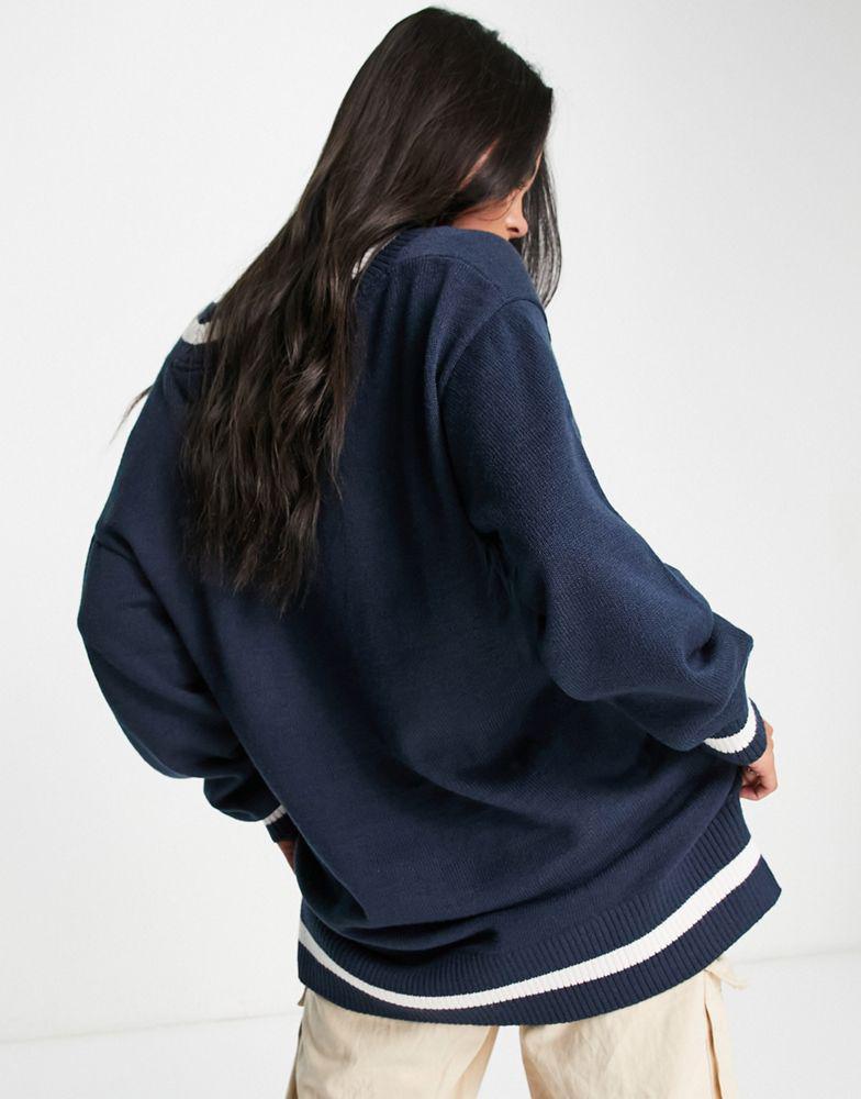 商品Tommy Jeans|Tommy Jeans x ASOS exclusive varsity logo v neck jumper in navy,价格¥833,第4张图片详细描述