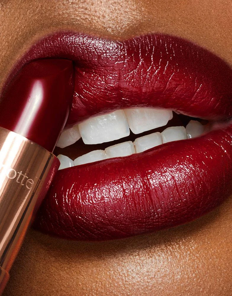 商品Charlotte Tilbury|Charlotte Tilbury K.I.S.S.I.N.G Lipstick - Night Crimson,价格¥274,第3张图片详细描述