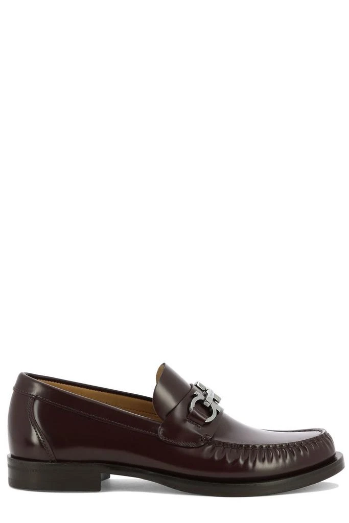 商品Salvatore Ferragamo|Salvatore Ferragamo Gancini-Plaque Slip-On Loafers,价格¥3509,第1张图片