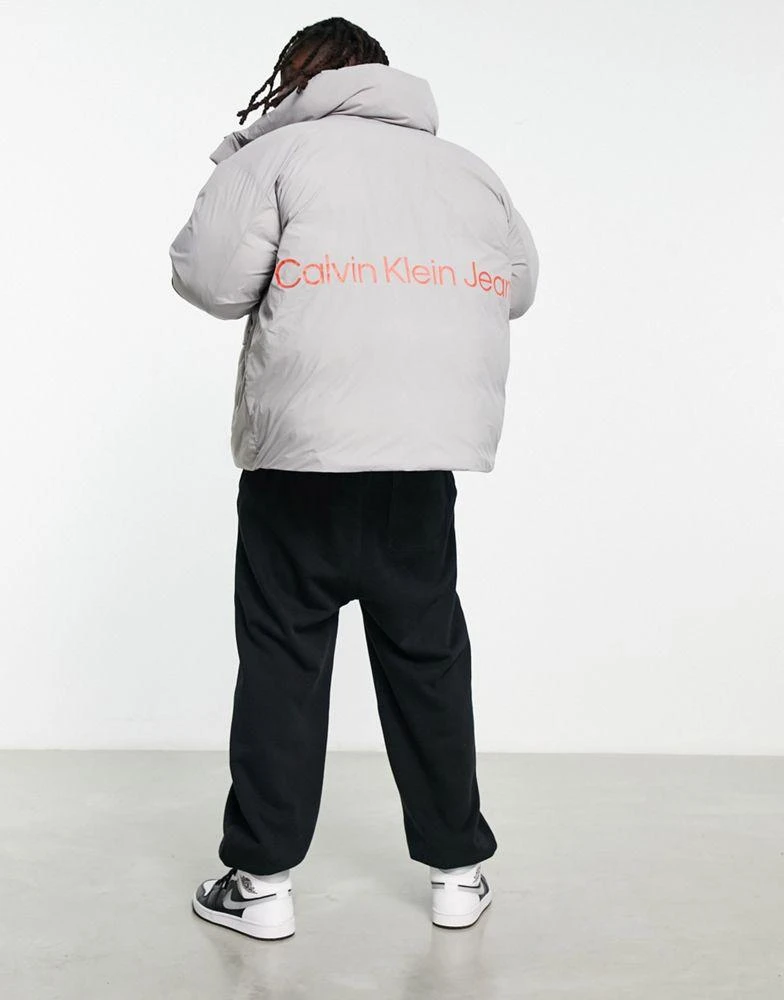 商品Calvin Klein|Calvin Klein Jeans oversized puffer jacket in light grey,价格¥1489,第1张图片