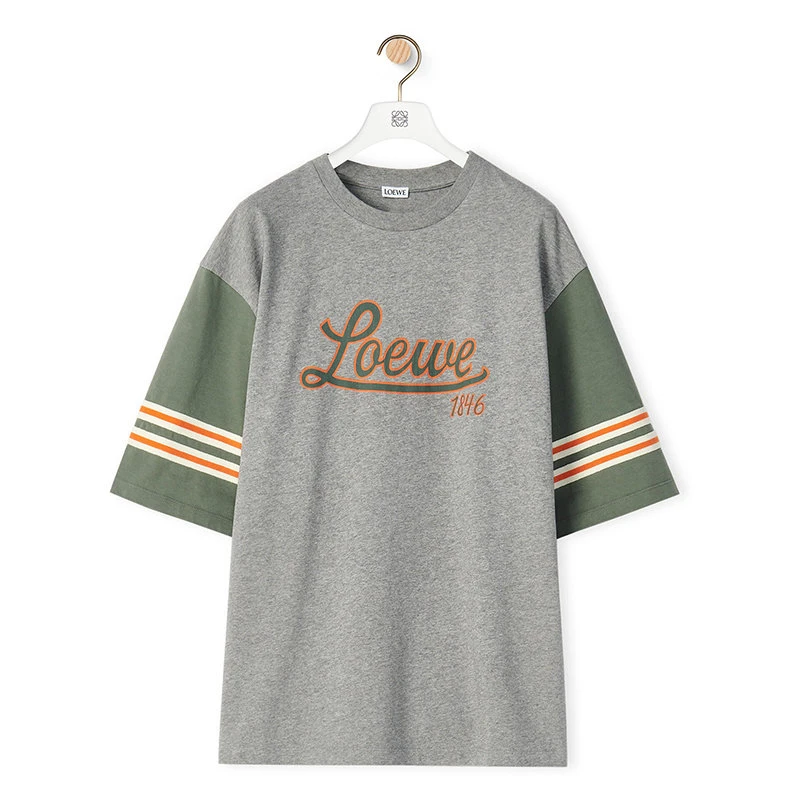 商品Loewe|【预售3-7天】LOEWE/罗意威 22年秋冬新款 女士灰色饰有军绿色袖口印花LOGO圆领T恤S359Y22X16-1812,价格¥4267,第4张图片详细描述