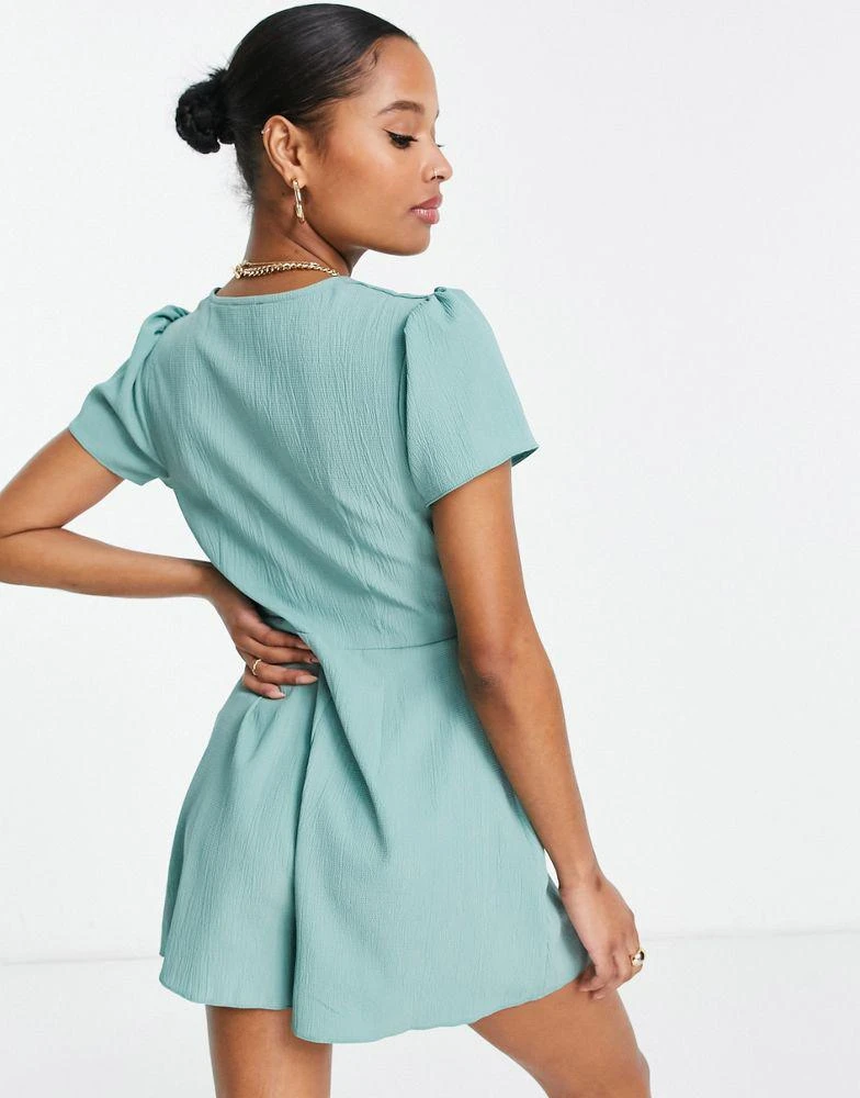 商品ASOS|ASOS DESIGN Petite bubble crepe cap sleeve tea button front playsuit in sage,价格¥156,第2张图片详细描述