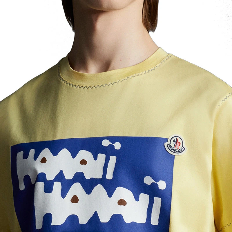 商品Moncler|【预售3-7天】Moncler/蒙克莱 22年秋冬新款 男士灰黄色纯棉假期明信片图案短袖T恤H10918C000508390Y12I,价格¥2085,第4张图片详细描述