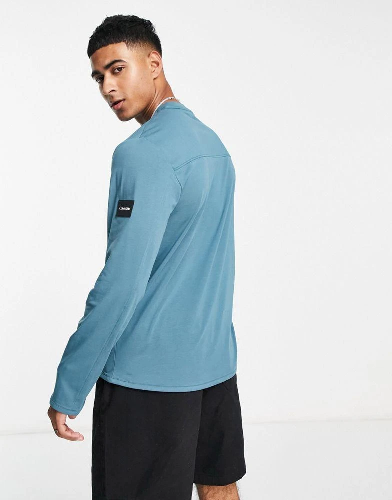 商品Calvin Klein|Calvin Klein long sleeve t-shirt with pocket in blue,价格¥256,第2张图片详细描述