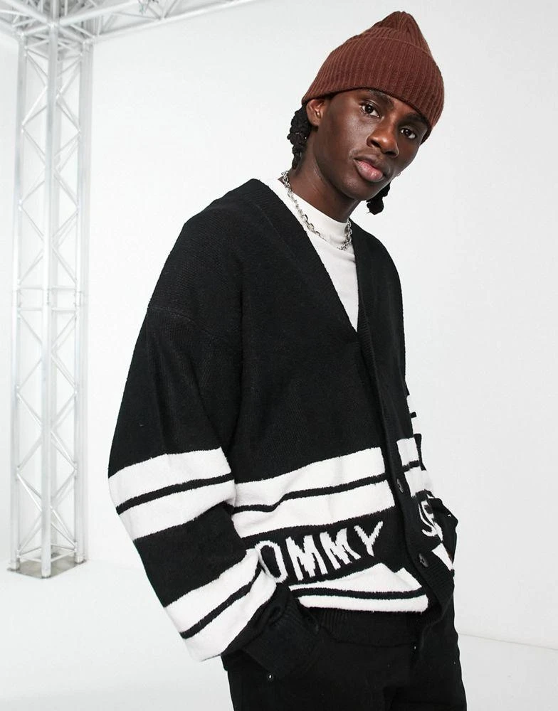 商品Tommy Hilfiger|Tommy Jeans logo stripe relaxed fit knit cardigan in black,价格¥631,第1张图片