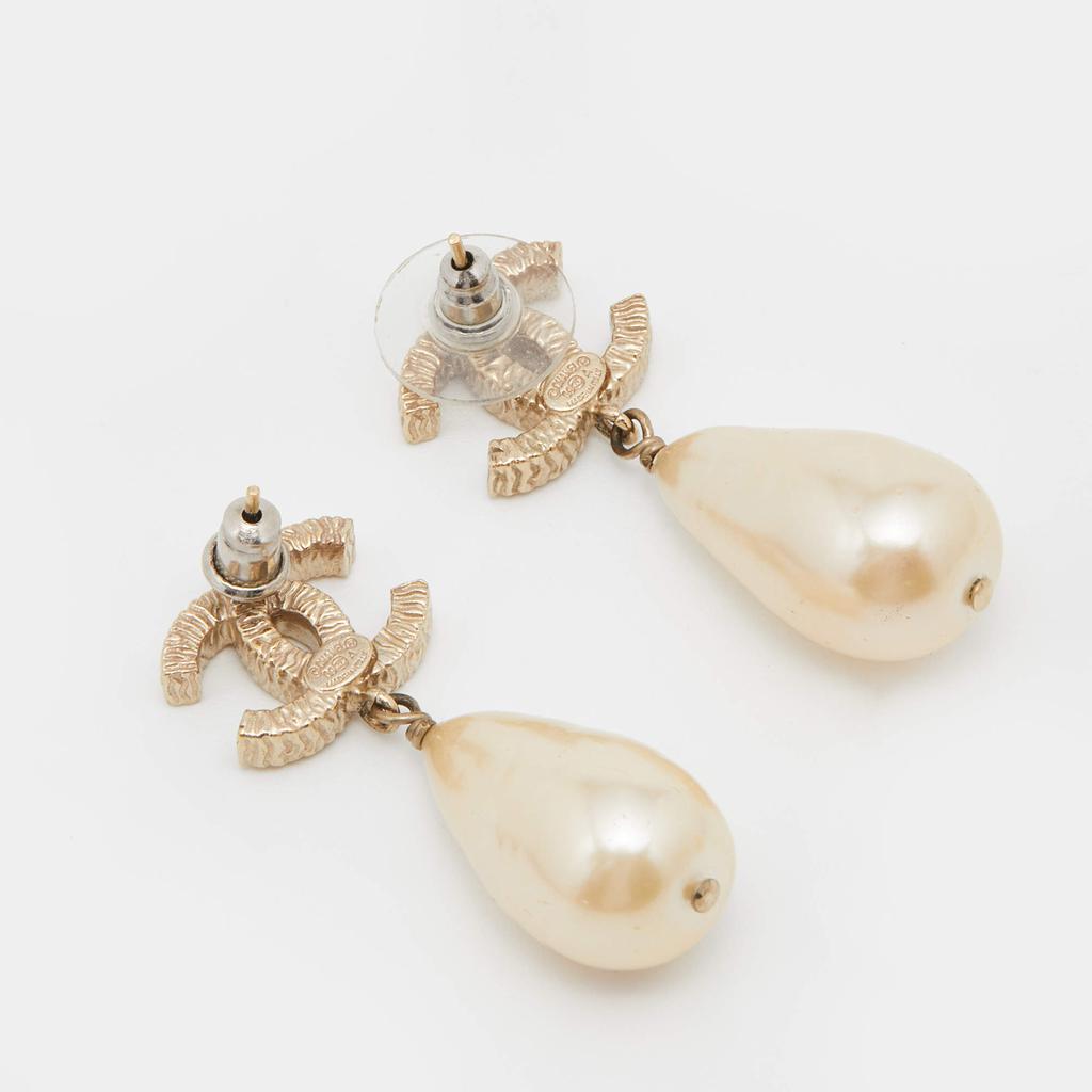 Chanel Pale Gold Tone CC Faux Pearl Dangle Earrings商品第3张图片规格展示