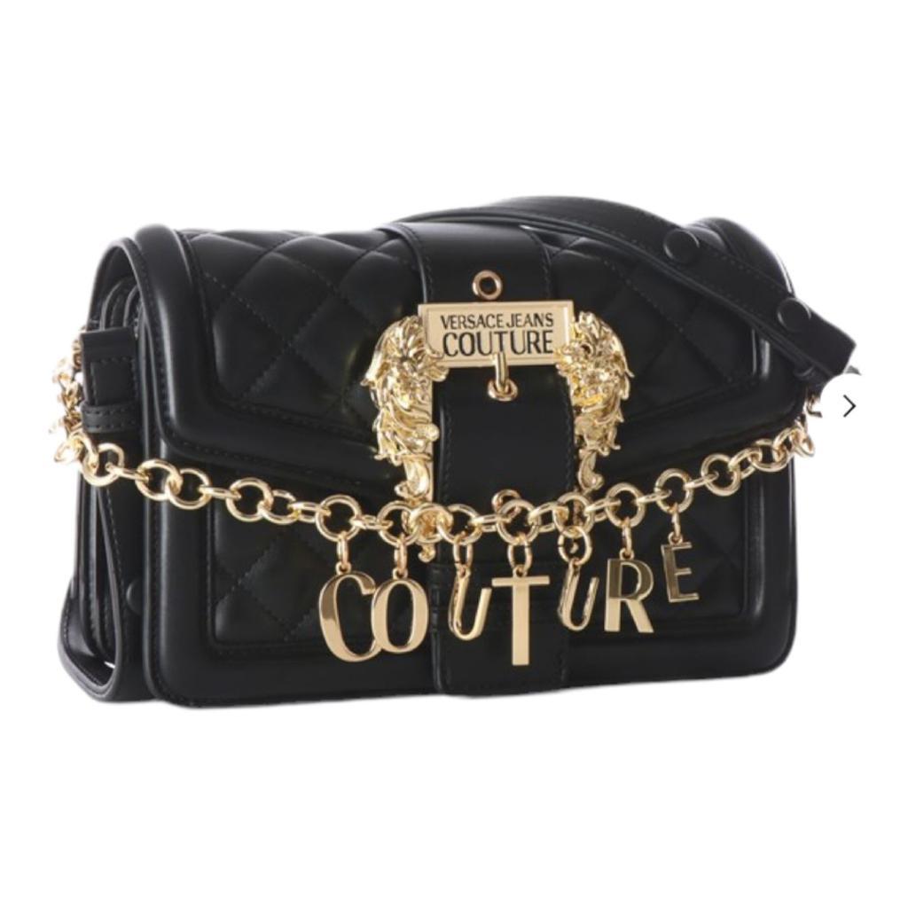 商品Versace|Borsa a spalla stile trapuntato con logo in metallo sul davanti. Chiusura magnete, tre scompartimenti di cui il principale con chiusura zip. Tracolla staccabile. Sacchetto antipolvere incluso. Misure: larghezza 25 cmaltezza 16 cmprofondit 11 cm,价格¥2716,第1张图片