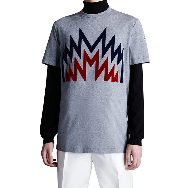 商品Moncler|【预售3-7天】Moncler/蒙克莱 22年秋冬新款 男士希瑟深灰色纯棉印花图案短袖T恤H20918C000068390T920,价格¥1830,第4张图片详细描述