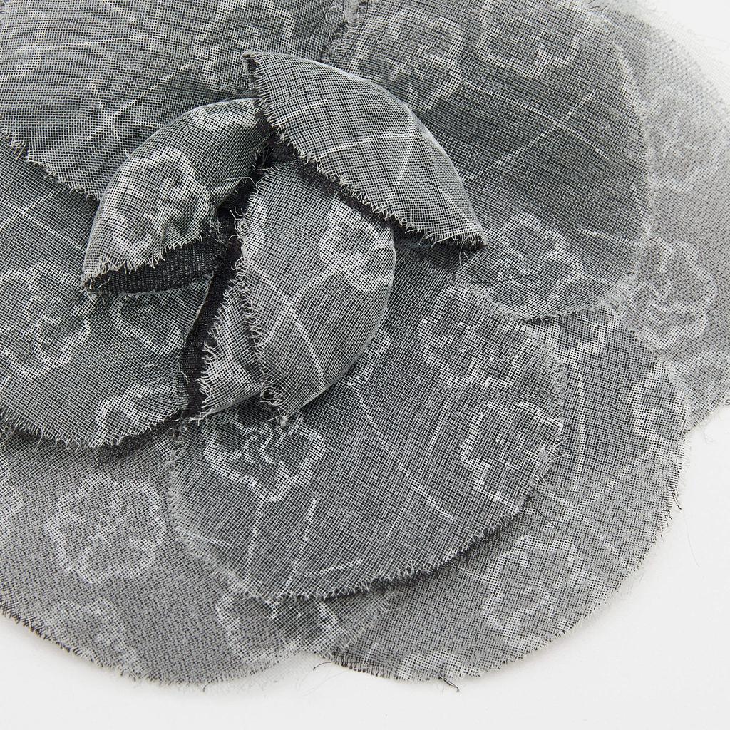 商品[二手商品] Chanel|Chanel Monochrome Printed Silk Camellia Pin Brooch,价格¥2529,第5张图片详细描述