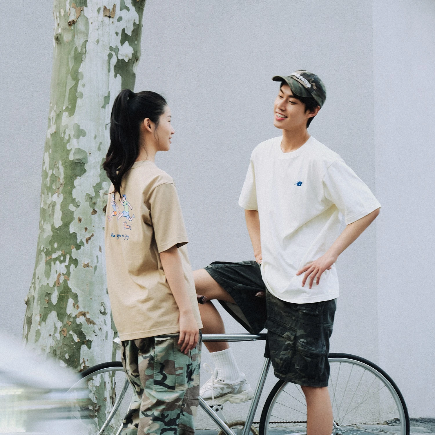商品[国内直发] New Balance|x PK设计师联名款 向心生活插画系列 春日限定彩色印花漫画跑步健身训练舒适透气半袖T恤 男女同款 卡其色,价格¥293,第11张图片详细描述