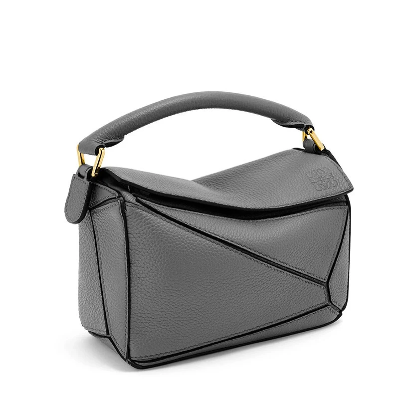商品Loewe|【预售3-7天��】LOEWE/罗意威 22新款Puzzle系列 女士迷你款沥青灰色柔软粒面小牛皮单肩斜挎手提拼图包A510U95X37-1640,价格¥13691,第6张图片详细描述
