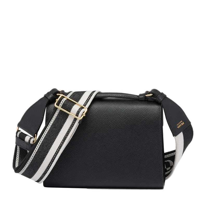 商品Prada|【预售3-7天】普拉达 22春夏新款Monochrome系列 女士黑色Saffiano皮革配可拆卸徽标印花刺绣织带翻盖开合斜跨单肩包1BD317_2ERX_F0002_V_3O3,价格¥19624,第5张图片详细描述