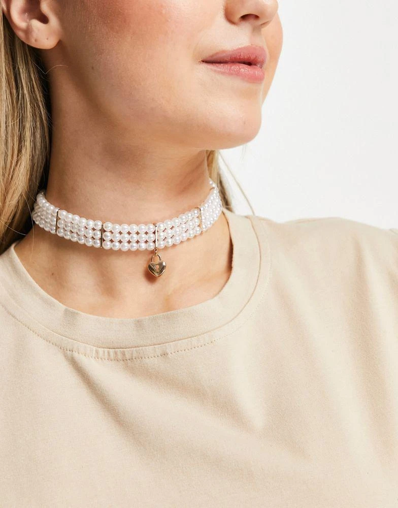 商品ASOS|ASOS DESIGN multirow choker necklace in faux pearl design with heart pendant,价格¥58,第4张图片详细描述