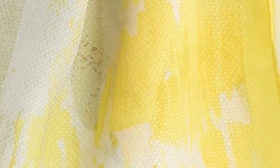 商品Vince Camuto|Tulip Breeze Oblong Scarf,价格¥156,第3张图片详细描述