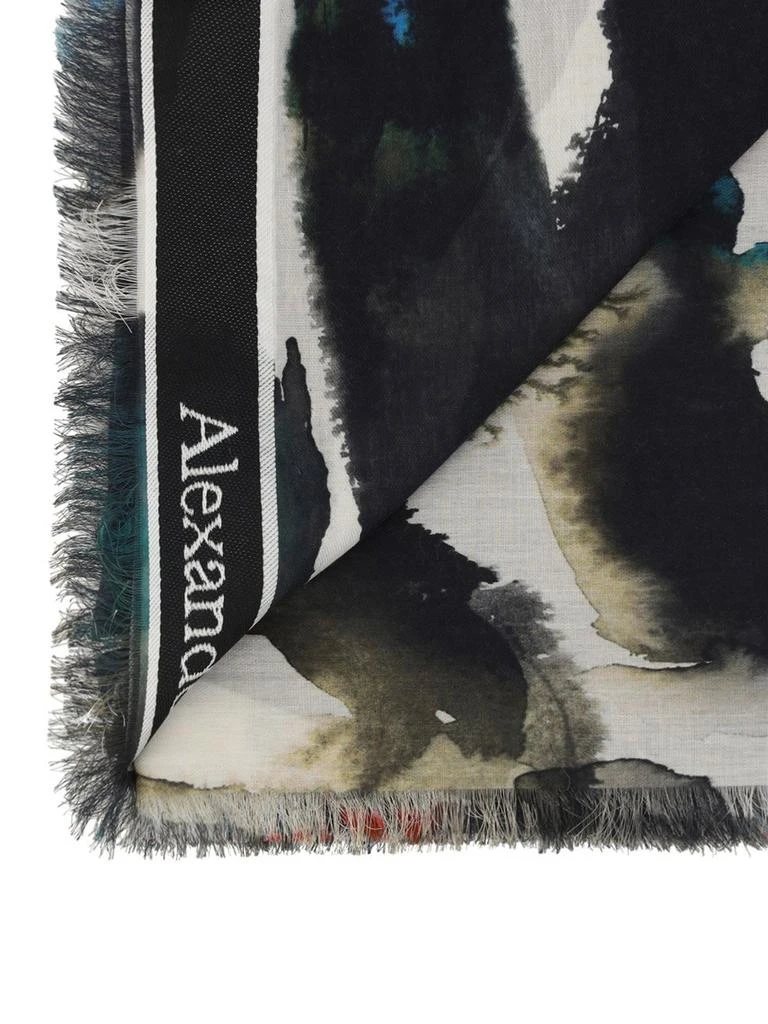 商品Alexander McQueen|Alexander McQueen Graffiti Printed Frayed Scarf,价格¥1224,第4张�图片详细描述