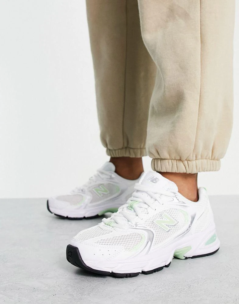 商品New Balance|New Balance 530 trainers in white and pastel green - exclusive to ASOS,价格¥991,第4张图片详细描述