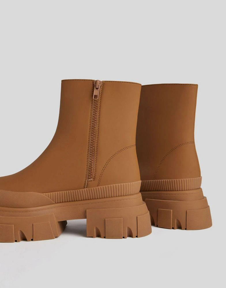 商品Bershka|Bershka chunky ankle pull on ankle boots in brown,价格¥321,第2张图片详细描述