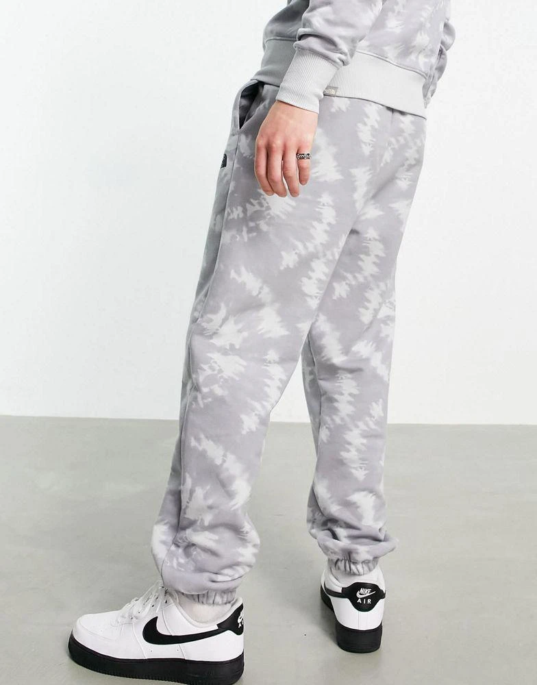 商品The North Face|The North Face Oversized Essential joggers in grey tie dye Exclusive at ASOS,价格¥354,第2张图片详细描述