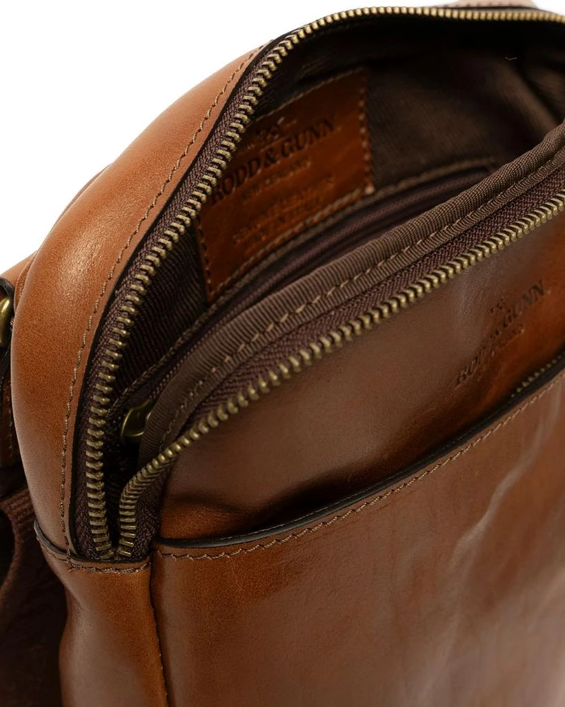 Cambridge Leather Crossbody Satchel 商品