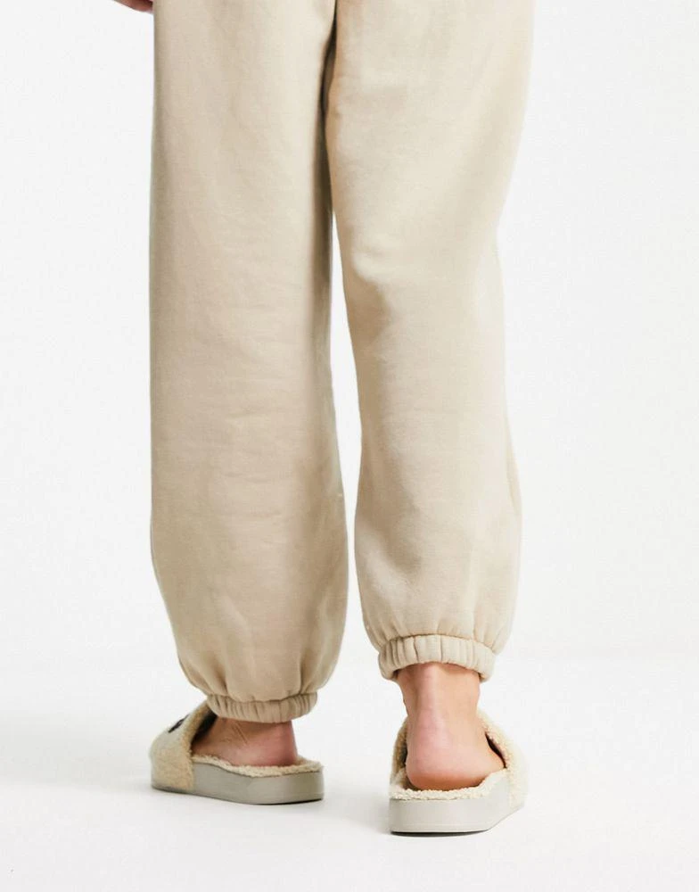 商品Puma|Puma sherpa slide with logo in oatmeal,价格¥209,第3张图片详细描述