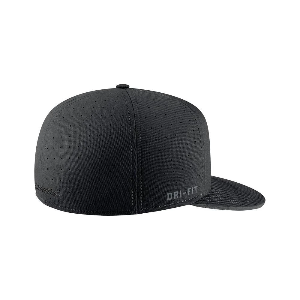 商品NIKE|Men's Black Illinois Fighting Illini Triple Black Performance Fitted Hat,价格¥262,第2张图片详细描述