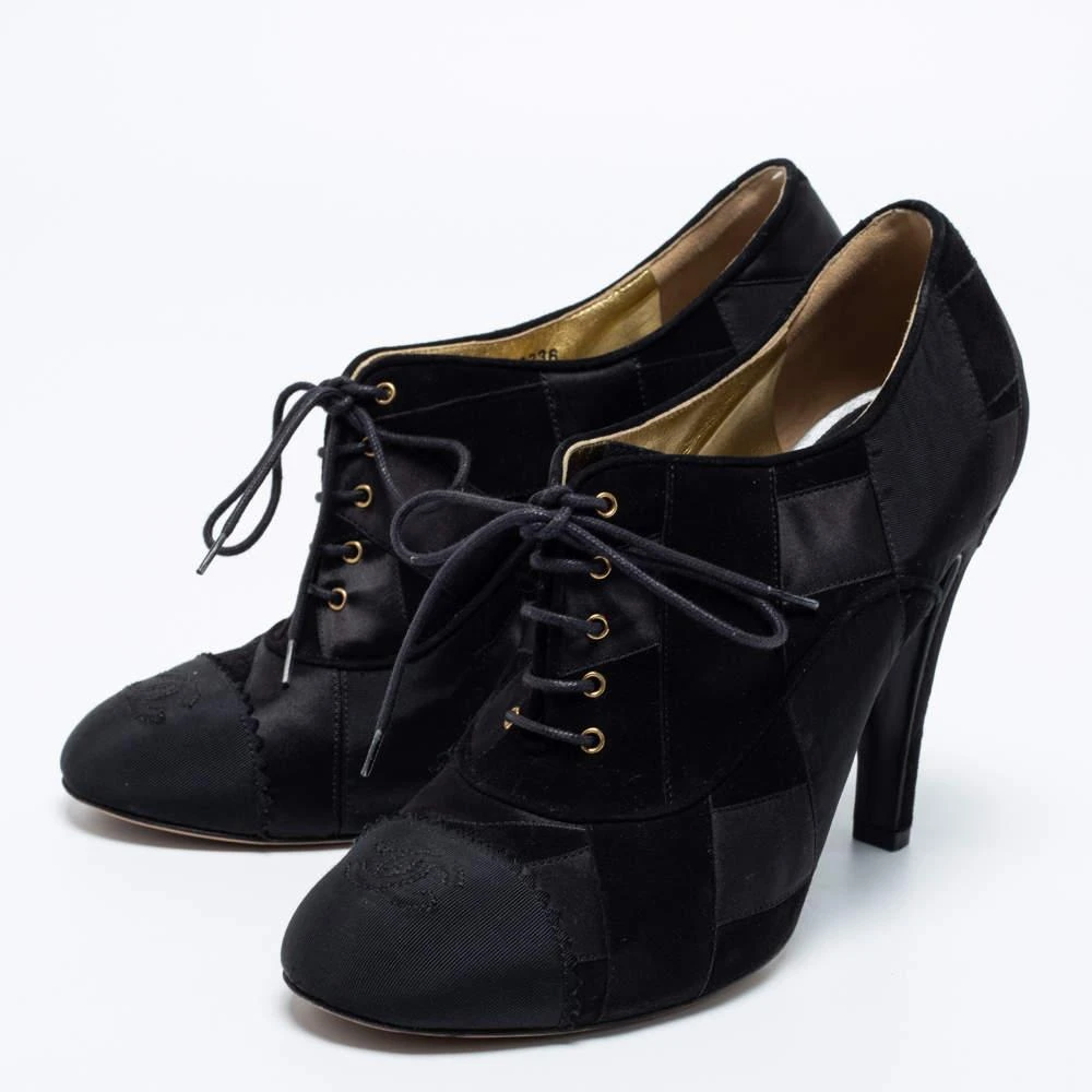 商品[二手商品] Chanel|Chanel Black Suede and Satin Patchwork Lace-Up CC Cap Toe Ankle Booties Size 41,价格¥2123,第2张图片详细描述