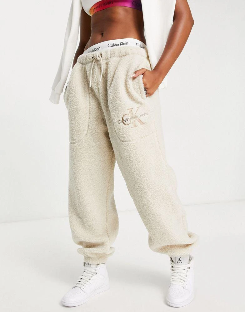 商品Calvin Klein|Calvin Klein Jeans logo sherpa joggers in eggshell,价格¥776,第1张图片