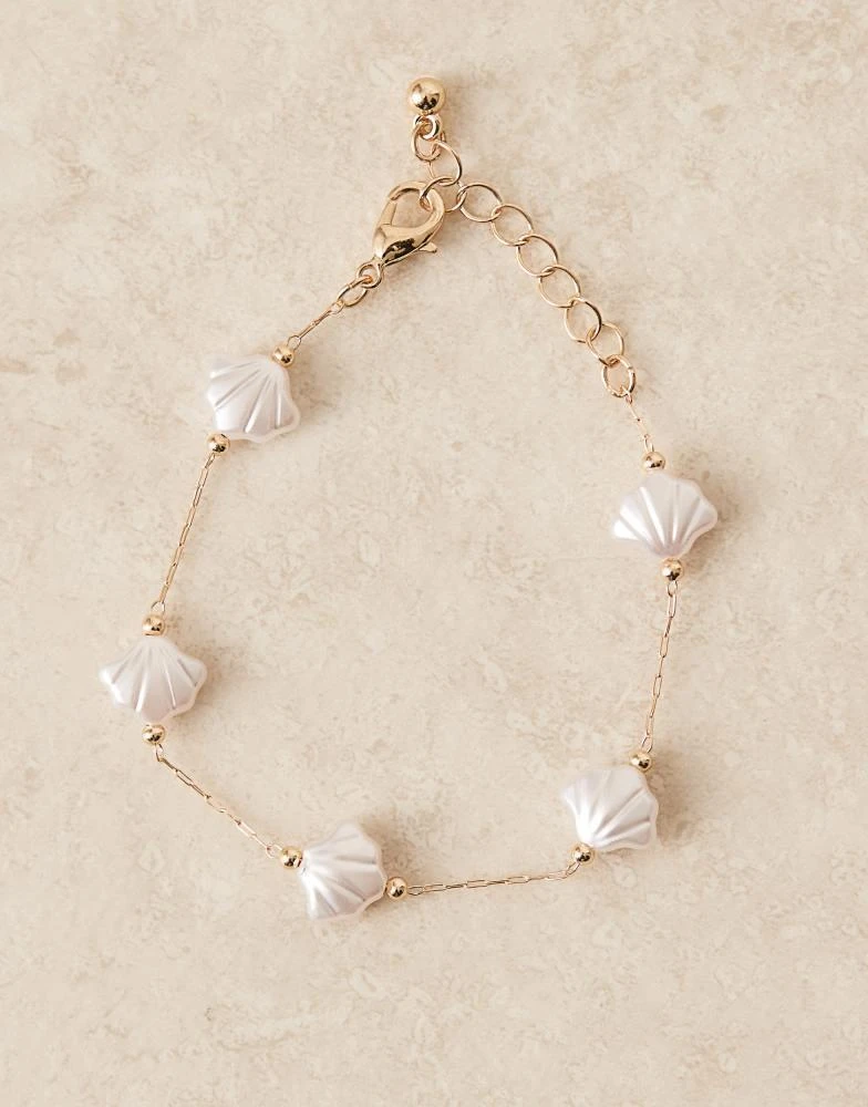 商品ASOS|ASOS DESIGN bracelet with faux pearl shells in gold tone,价格¥55,第2张图片详细描述