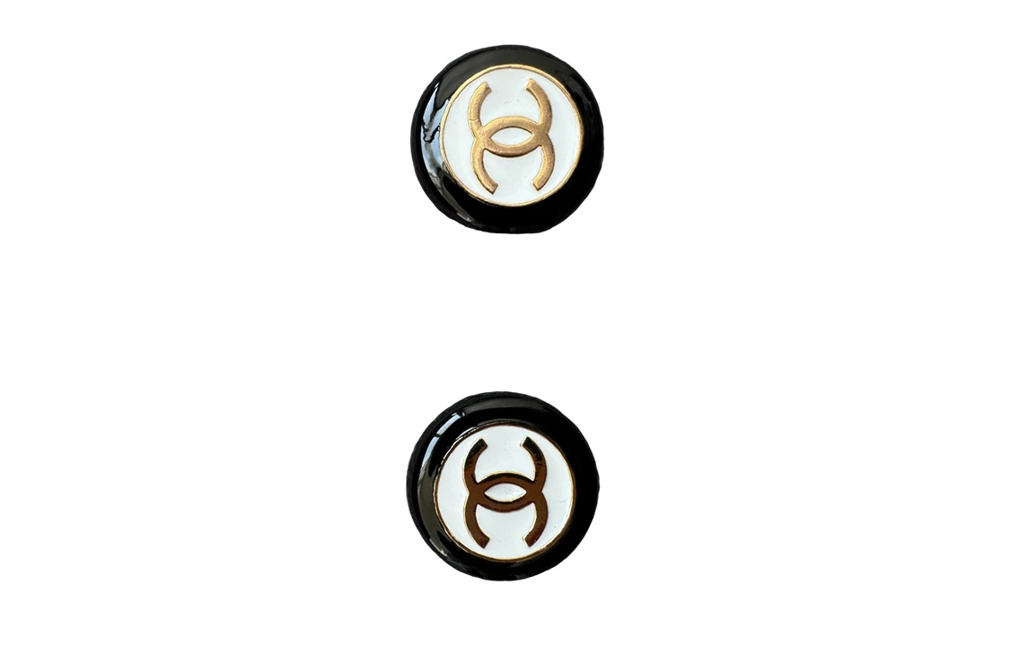 商品[国内直发] Chanel|【24P新品】 香奈儿 Logo设计 - 耳钉 男女同款情侣款 黑色,价格¥6082,第4张图片详细描述