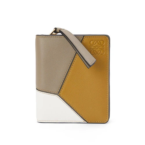 商品Loewe|【包税】LOEWE/罗意威 22年新款Puzzle系列 女士月桂绿/赭石色/灰色三色拼接牛皮革拉链开合双折紧凑拼图钱包C510Z41X01-1855,价格¥4252,第1张图片