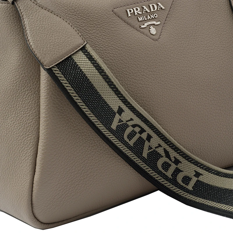 PRADA/普拉达 22春夏新款 女士大号黏土灰色皮革饰有三角徽标配织物肩带拉链开合单肩斜跨手提包1BC170_2DKV_F0572_V_3OO 商品