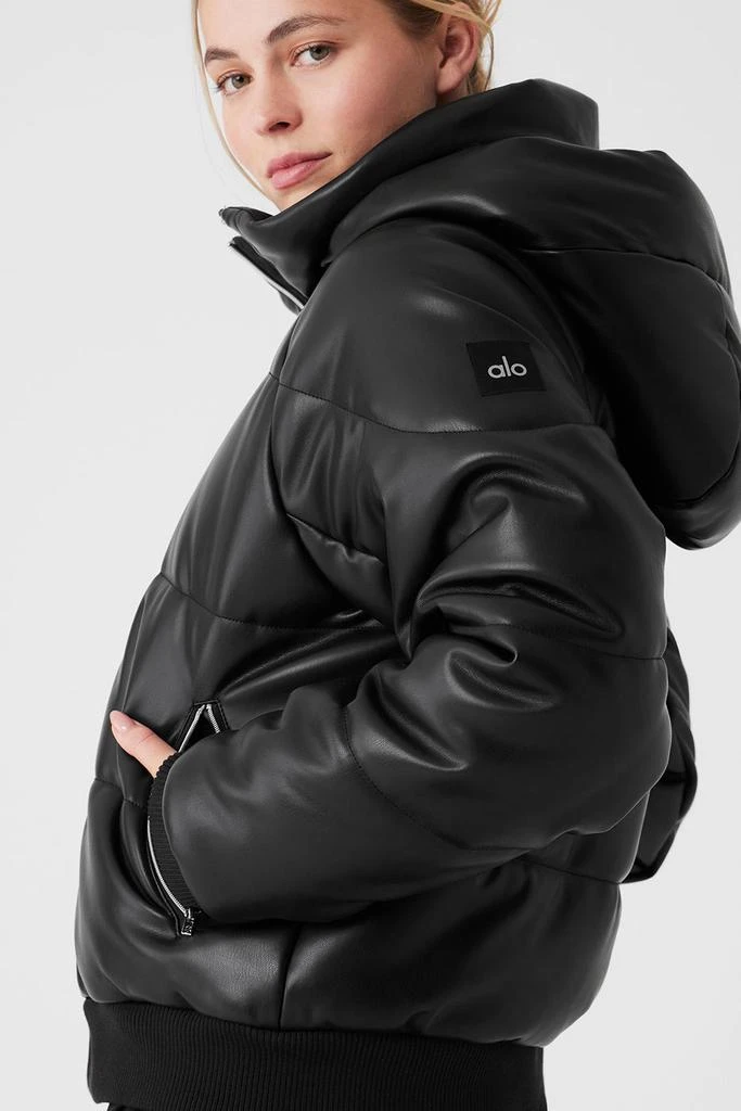 商品Alo|Faux Leather Boss Puffer - Black,价格¥2639,第4张图片详细描述