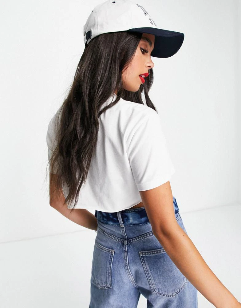 商品Tommy Jeans|Tommy Jeans x ASOS exclusive collab cropped logo t-shirt in white,价格¥347,第2张图片详细描述
