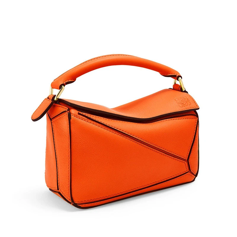 商品Loewe|【预售3-7天】LOEWE/罗意威 Puzzle系列 女士迷你橙色牛皮革切割几何线条包缝设计徽标压纹肩背斜挎手提包322.30.U95-9100,价格¥14718,第4张图片详细描述