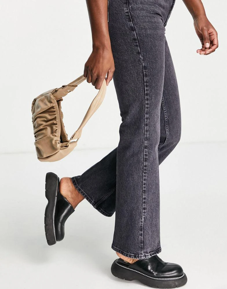 商品ASOS|ASOS DESIGN ruched 70s shoulder bag with hardware strap in beige,价格¥83,第2张图片详细描述