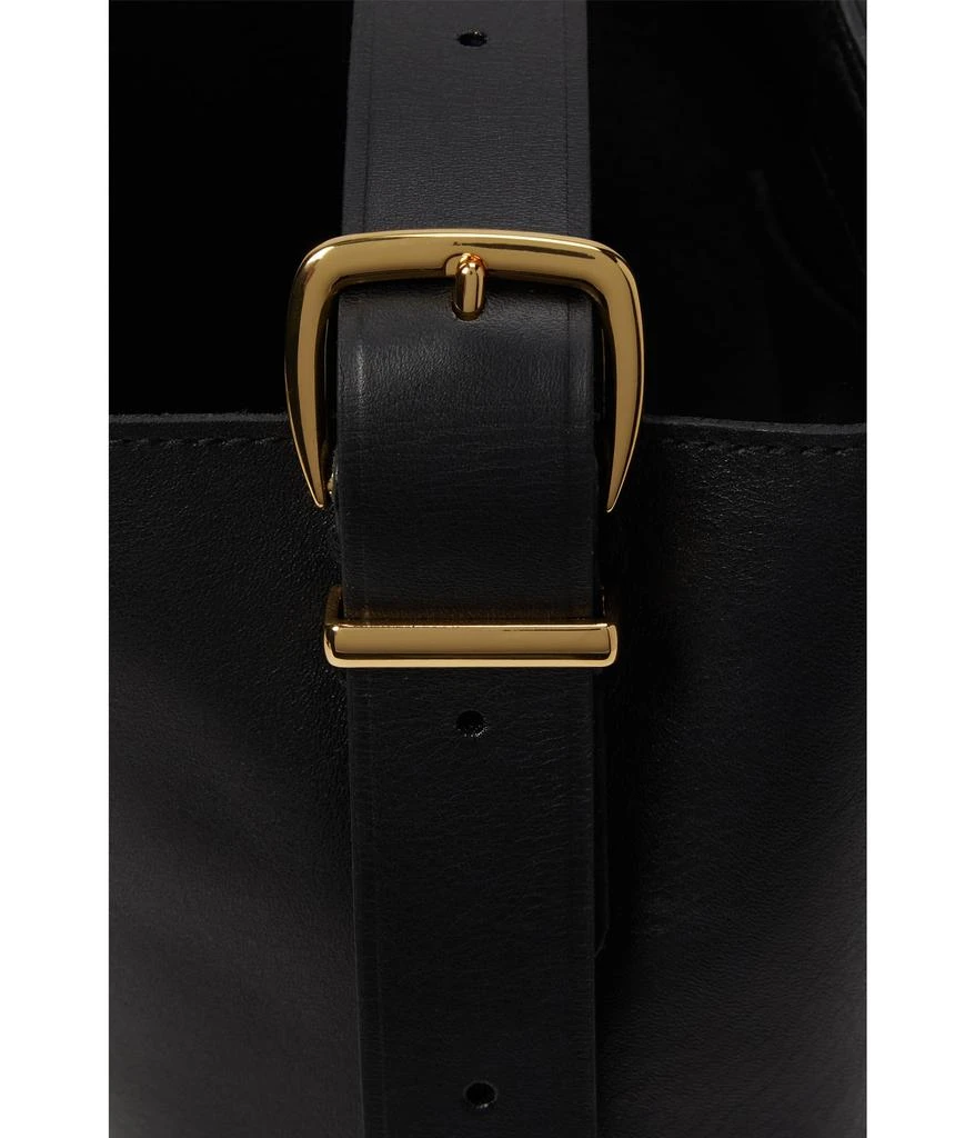 商品Madewell|The Essential Mini Bucket Tote in Leather,价格¥1019,第4张图片详细描述
