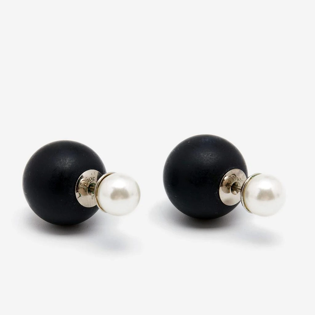 商品[二手商品] Dior|Dior Mise En Dior Tribales Resin Faux Pearl Silver Tone Metal Stud Earrings,价格¥2978,第2张图片详细描述