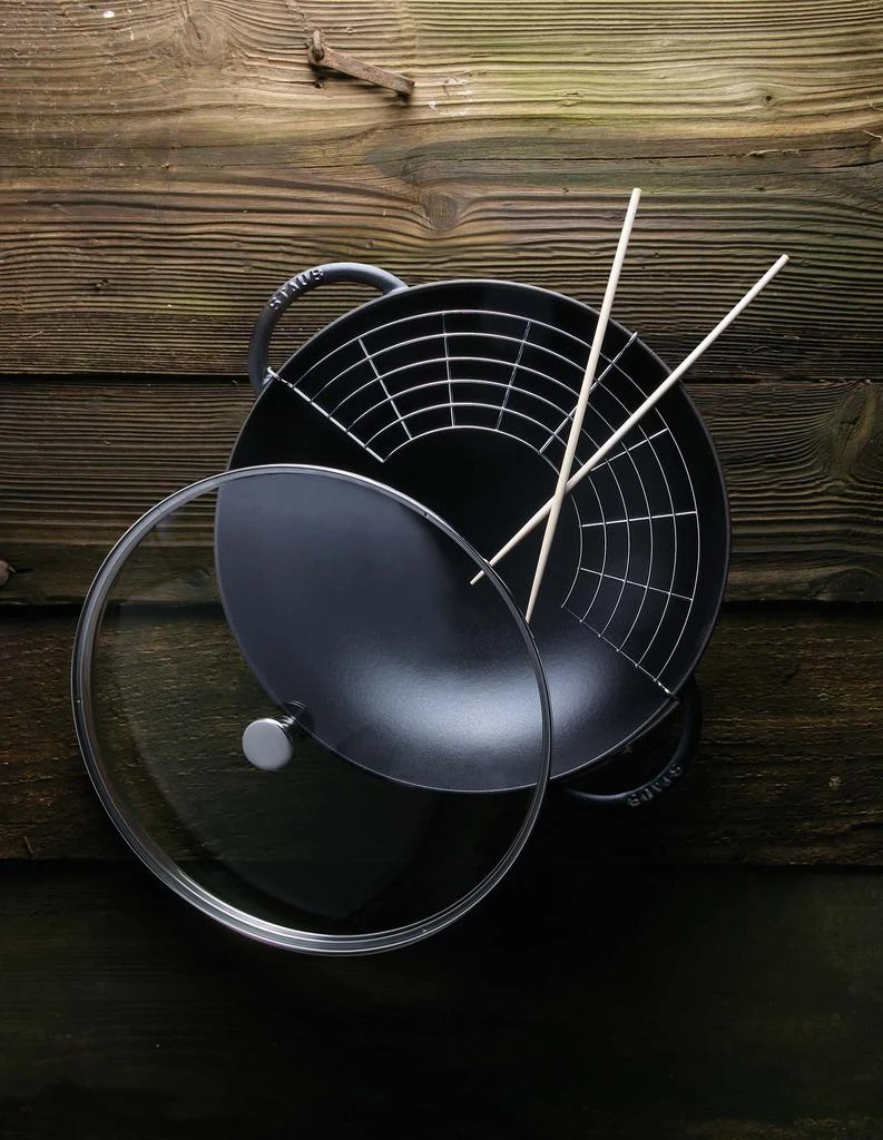 商品Staub|Cast Iron 6-qt Wok - Matte Black,价格¥2913,第3张图片详细描述