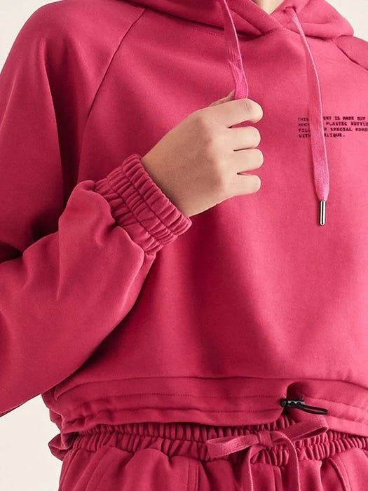 商品CORALIQUE|Good Vibe Cropped Hoodie (Cranberry),价格¥432,第2张图片详细描述