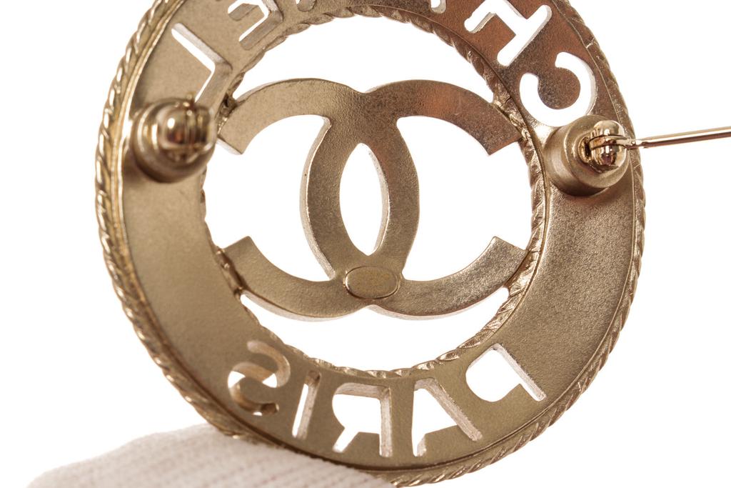 Chanel Silver-tone Metal CC Paris Round Brooch商品第3张图片规格展示