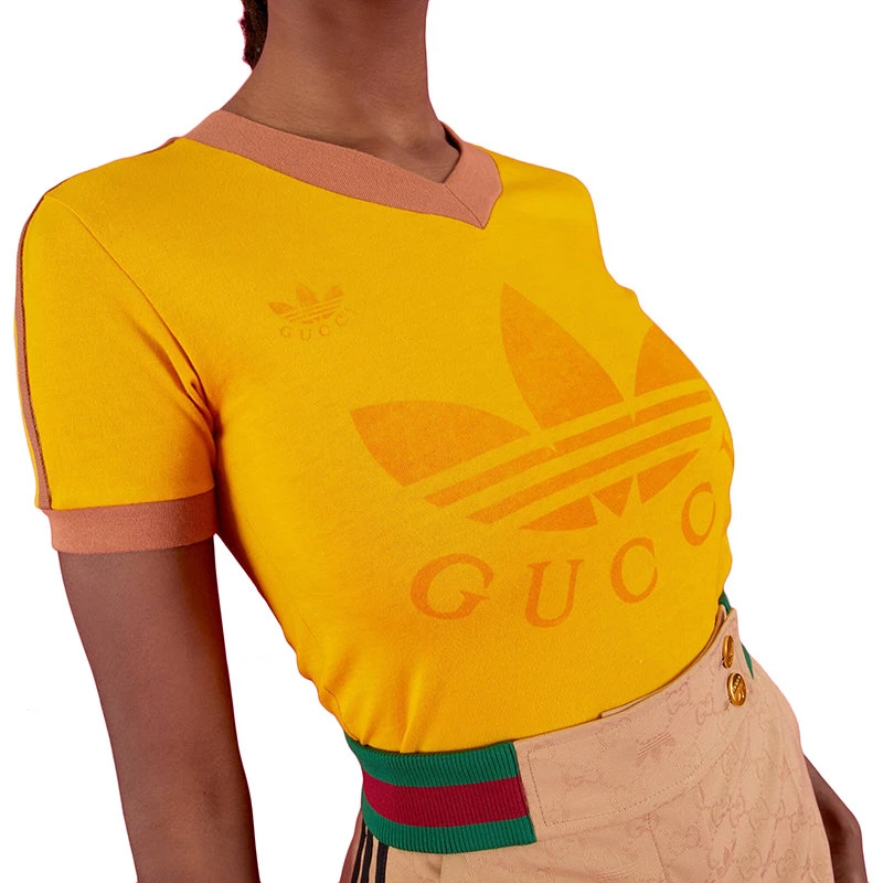 商品Gucci|【预售3-7天】GUCCI/古驰 22年秋冬 adidas联名系列 女士黄色纯棉Logo印花V领短袖T恤693636XJEBZ7219,价格¥4341,第5张图片详细描述