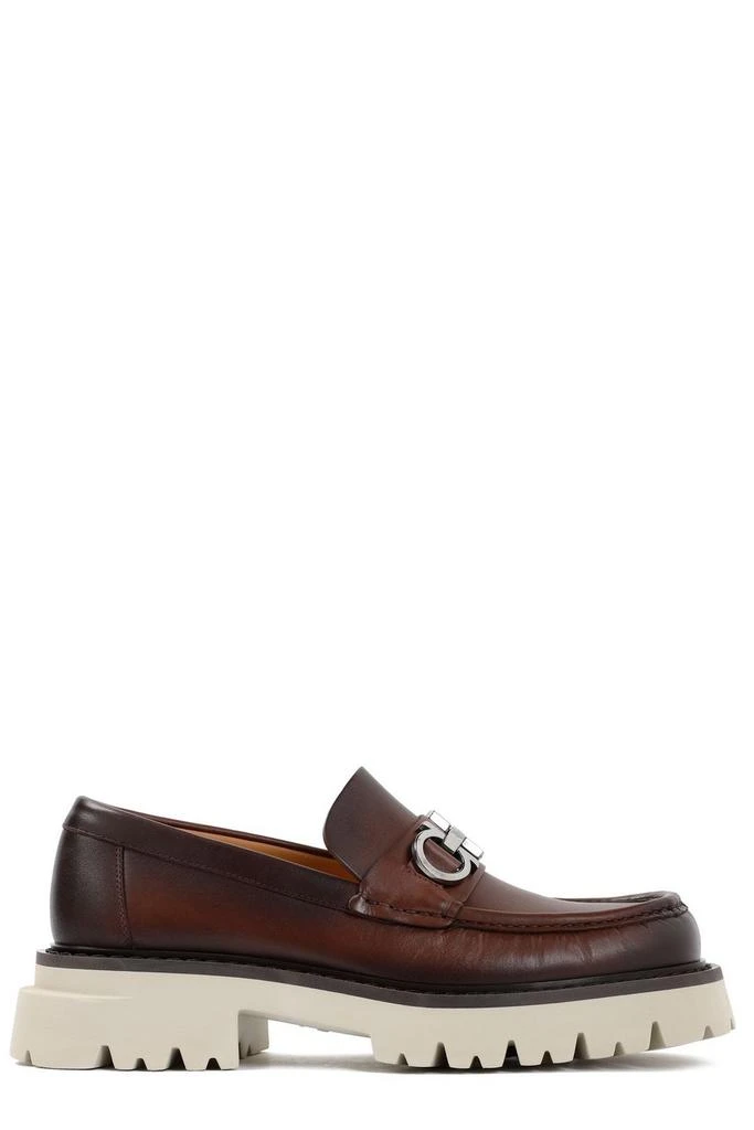 商品Salvatore Ferragamo|Salvatore Ferragamo Gancini-Plaque Slip-On Loafers,价格¥5183,第1张图片