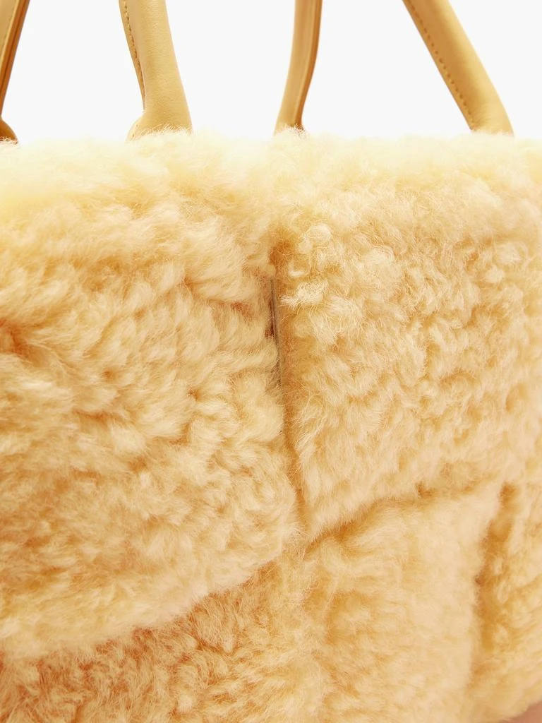 The Arco small leather and shearling tote bag 商品