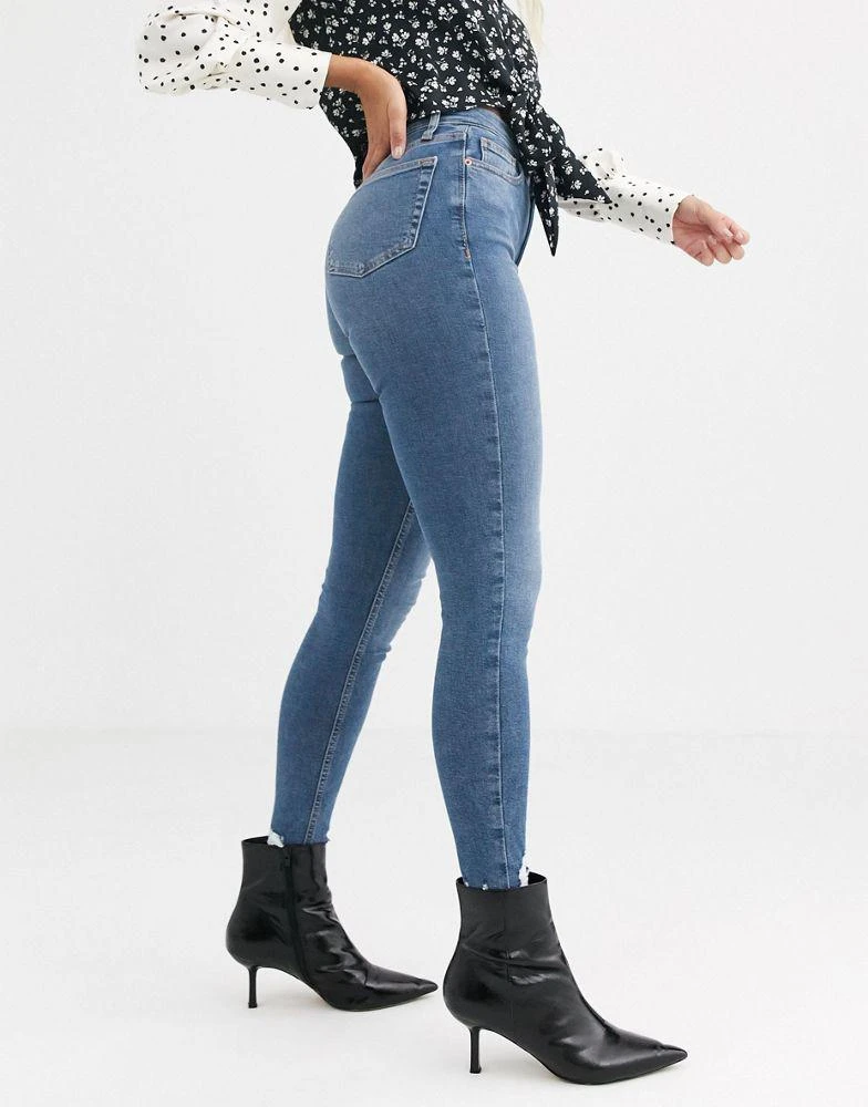 商品Topshop|Topshop Jamie jeans with raw hem in mid blue,价格¥291,第4张图片详细描述