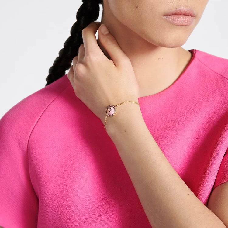 商品[国内直发] Dior|迪奥 字母标志 仿水晶,玻璃,金属 手链 女款 金色,价格¥4265,第3张图片详细描述