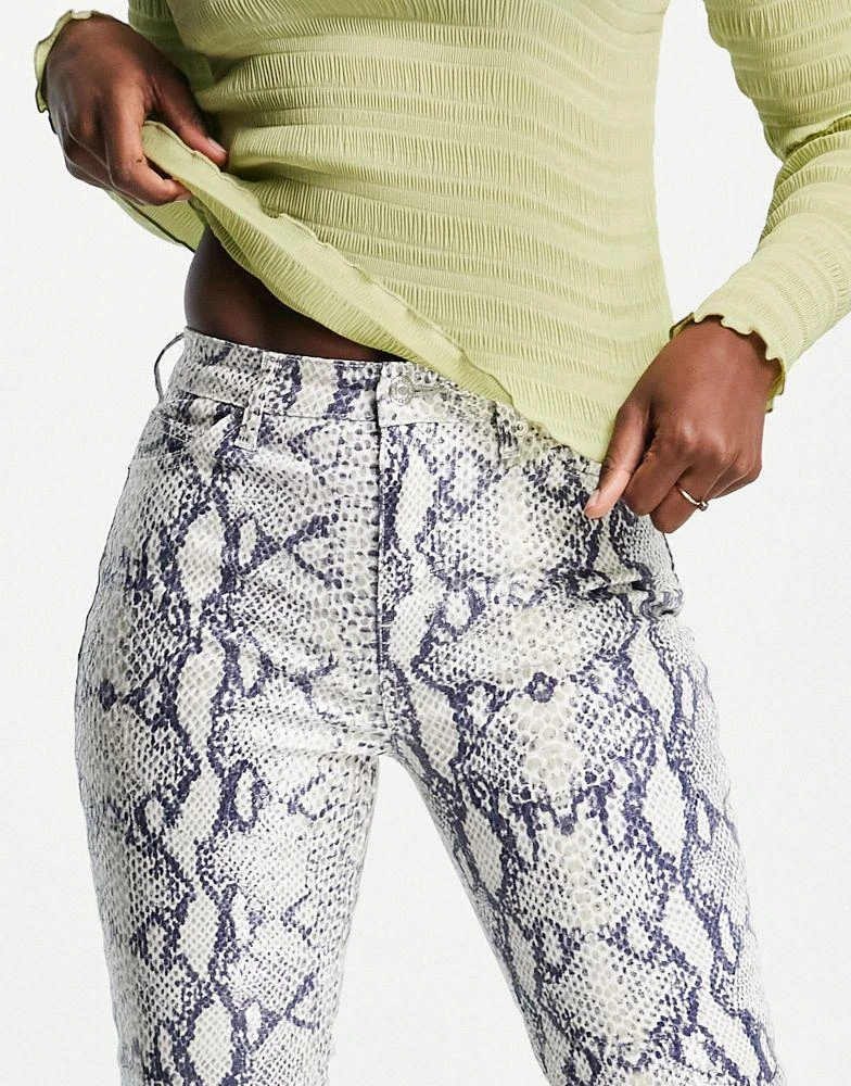 商品Topshop|Topshop Jamie flare jeans with snake print in white,价格¥158,第3张图片详细描述