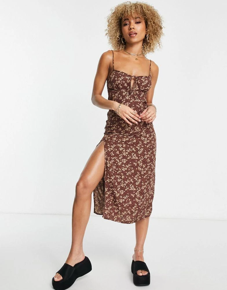 商品Motel|Motel strappy midi tea dress with ruched bust in brown floral,价格¥434,第4张图片详细描述
